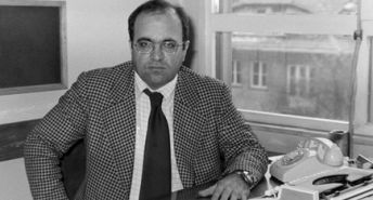 Uğur Mumcu, Evinin önünde ‘türkülerle’ anıldı