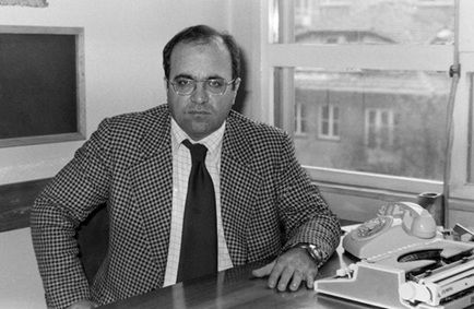 Uğur Mumcu, Evinin önünde ‘türkülerle’ anıldı