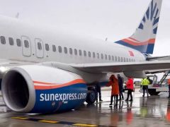 Antalya Havalimanı’nda, Sun Express uçağının tekerlekleri koptu, kanadı delindi!