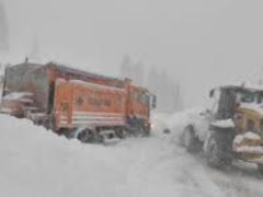 Artvin-Ardahan kara yolunda iş makineleri kar altında kaldı!