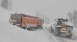 Artvin-Ardahan kara yolunda iş makineleri kar altında kaldı!