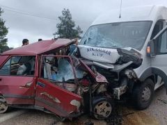 Burdur’da minibüs ile otomobil kafa kafaya çarpıştı!