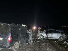 Diyarbakır’da iki otomobil kafa kafaya çarpıştı…