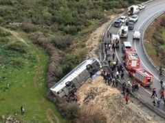 Antalya’da yolcu otobüsü devrildi!