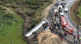 Antalya’da yolcu otobüsü devrildi!