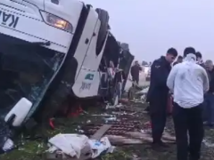 Adana’da bayram sabahı yolcu otobüsü devrildi