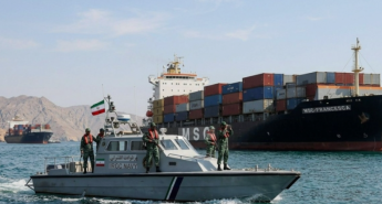 Devrim Muhafızları, ABD Ordusu ile bağlantılı olduğundan şüphelenilen bir gemiye el koydu!