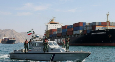 Devrim Muhafızları, ABD Ordusu ile bağlantılı olduğundan şüphelenilen bir gemiye el koydu!