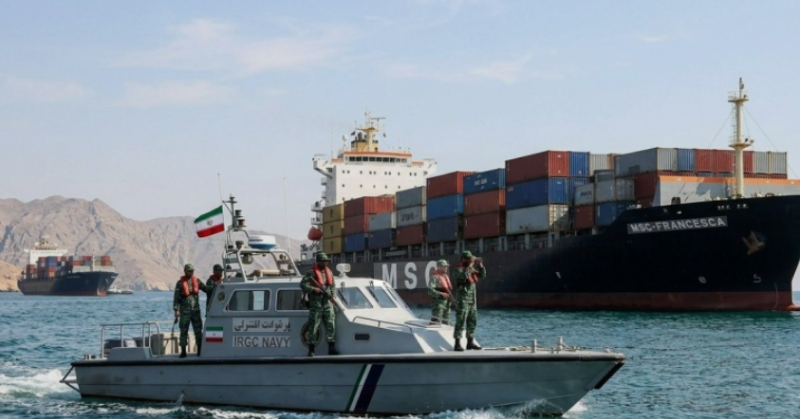 Devrim Muhafızları, ABD Ordusu ile bağlantılı olduğundan şüphelenilen bir gemiye el koydu!