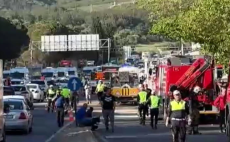 İzmir’de freni boşalan tır karşı şeride geçti 3 kişi yaşamını yitirdi…