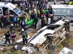 Tarım işçilerini taşıyan minibüsle beton mikseri çarpıştı!