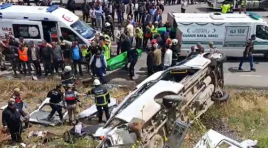 Tarım işçilerini taşıyan minibüsle beton mikseri çarpıştı!