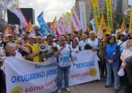 KESK ve Eğitim-Sen ‘yaşam nöbeti’ kapsamında MEB’e yürüdü…