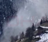 Trabzon’un Hayrat ilçesinde bir aracın üzerine çığ düştü…