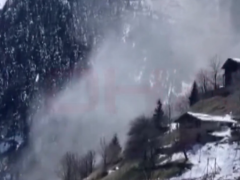 Trabzon’un Hayrat ilçesinde bir aracın üzerine çığ düştü…