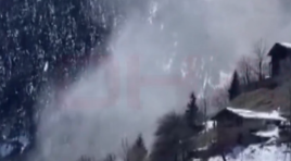 Trabzon’un Hayrat ilçesinde bir aracın üzerine çığ düştü…