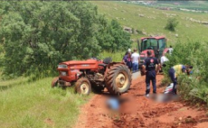 Afyon’da baba – oğul traktörün altında kaldı