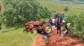Afyon’da baba – oğul traktörün altında kaldı