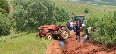 Afyon’da baba – oğul traktörün altında kaldı