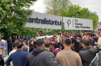 İstanbul Bilgi Üniversitesi’nin kapatılmasına tepkiler büyüyor