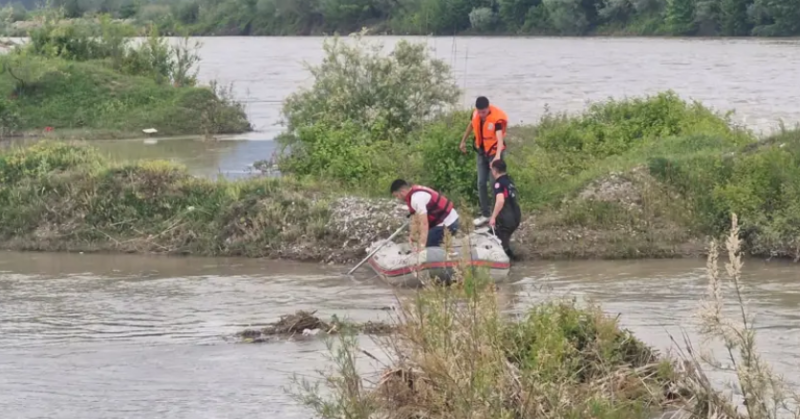 Tokat’ta Kelkit Çayı’na düşen 2 kişi akıntıya kapılarak kayboldu