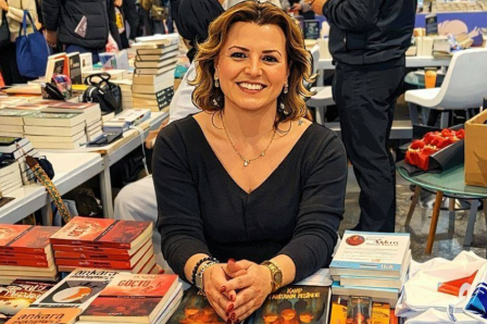 Bayram ziyaretinde yazar Ayten Öztürk, yeğeninin bıçaklı saldırısına uğradı…