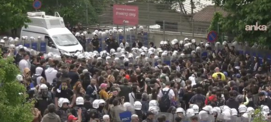 Bilgi Üniversitesi’ndeki eyleme katılan öğrencilere müdahale…