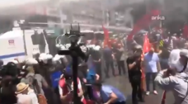 İzmir’ Cumhuriyet Meydanı ablukaya alındı: TOMA’lı, biber gazlı müdahale başladı!