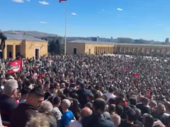 Özgür Özel, on binlerce kişiyle beraber Anıtkabir’de