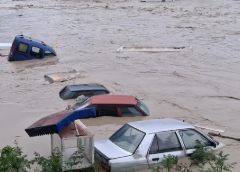 SAMSUN’DA DERE TAŞTI, ARAÇLAR SÜRÜKLENDİ