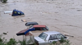 SAMSUN’DA DERE TAŞTI, ARAÇLAR SÜRÜKLENDİ