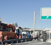 TEM Otoyolu’nda midibüs, bariyerlere çarparak devrildi