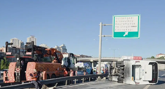 TEM Otoyolu’nda midibüs, bariyerlere çarparak devrildi