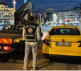 ABD’li turistten kısa mesafe yolculukta fazla ücret alan taksici tutuklandı