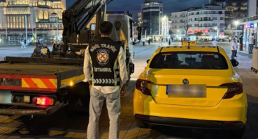 ABD’li turistten kısa mesafe yolculukta fazla ücret alan taksici tutuklandı