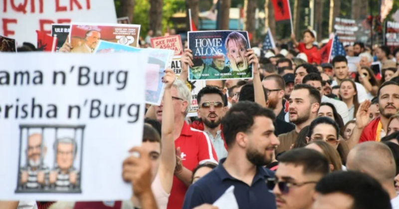 Arnavutluk’ta Trump’ın damadının sahil köyü projesine karşı halk protestoları sürüyor