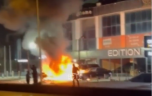 Bakırköy’de bir oto galeride 4 lüks otomobil yandı…