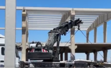 Diyarbakır’da beton blok, işçilerin üzerine düştü