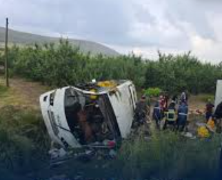 Isparta’da gezi tur otobüsü devrildi