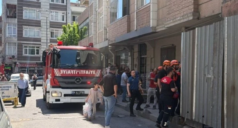 İstanbul’da kentsel dönüşüme giren bina kısmen çöktü…
