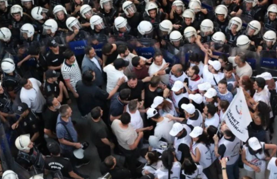 Ankara’da açlık grevindeki öğretmenlere polis müdahalesi