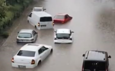 Ankara ve Afyonkarahisar’da sağanak ve dolu, caddeler beyaza büründü