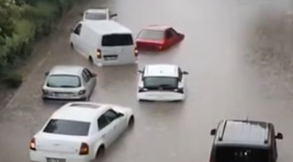 Ankara ve Afyonkarahisar’da sağanak ve dolu, caddeler beyaza büründü