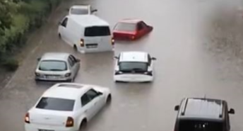 Ankara ve Afyonkarahisar’da sağanak ve dolu, caddeler beyaza büründü