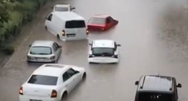Ankara ve Afyonkarahisar’da sağanak ve dolu, caddeler beyaza büründü
