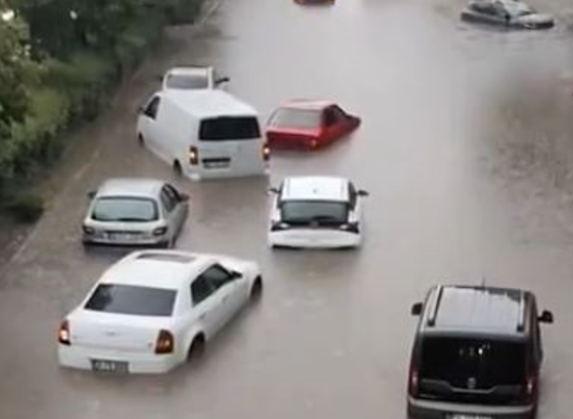 Ankara ve Afyonkarahisar’da sağanak ve dolu, caddeler beyaza büründü