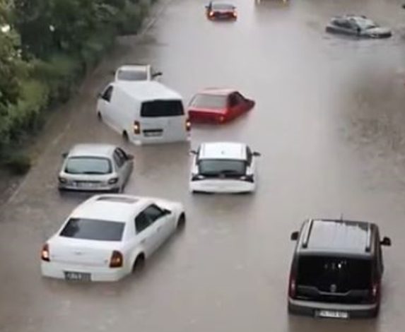 Ankara ve Afyonkarahisar’da sağanak ve dolu, caddeler beyaza büründü