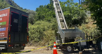 Antalya’da eşya taşıma asansörü elektrik hattına düştü iki kişi hayatını kaybetti…