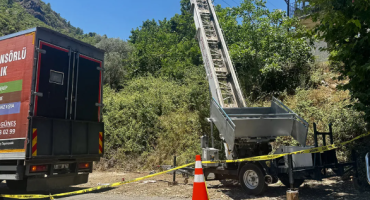 Antalya’da eşya taşıma asansörü elektrik hattına düştü iki kişi hayatını kaybetti…