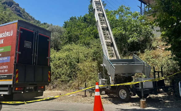 Antalya’da eşya taşıma asansörü elektrik hattına düştü iki kişi hayatını kaybetti…